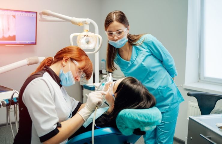 Dental Assistant Duties Responsibilities Dental Assistant School 