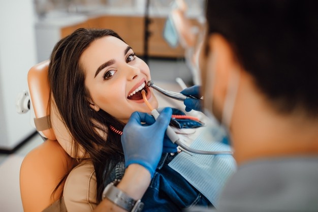 dental technician vs dental assistant